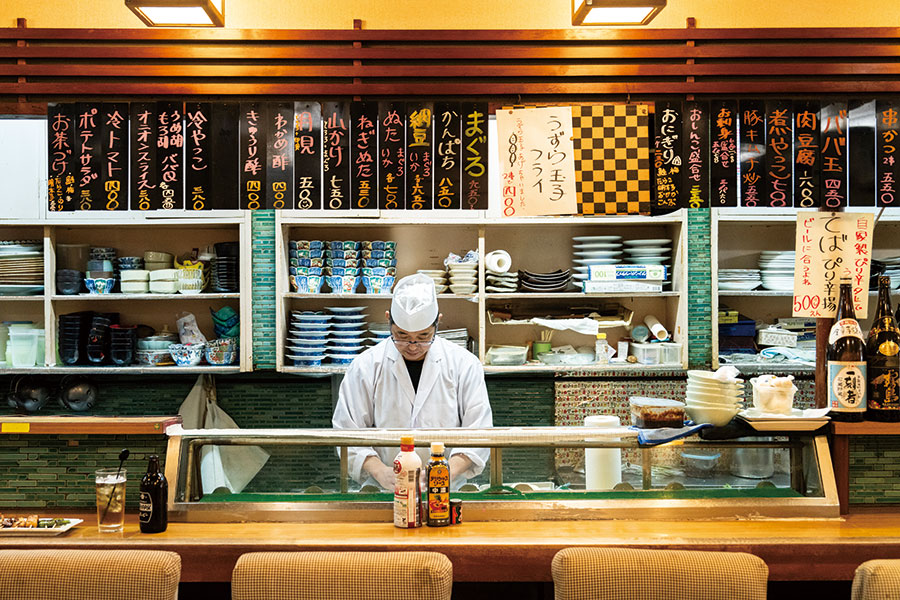 大将の娘さんが5歳の頃から厨房に立つ、華麗な手さばきの料理長。