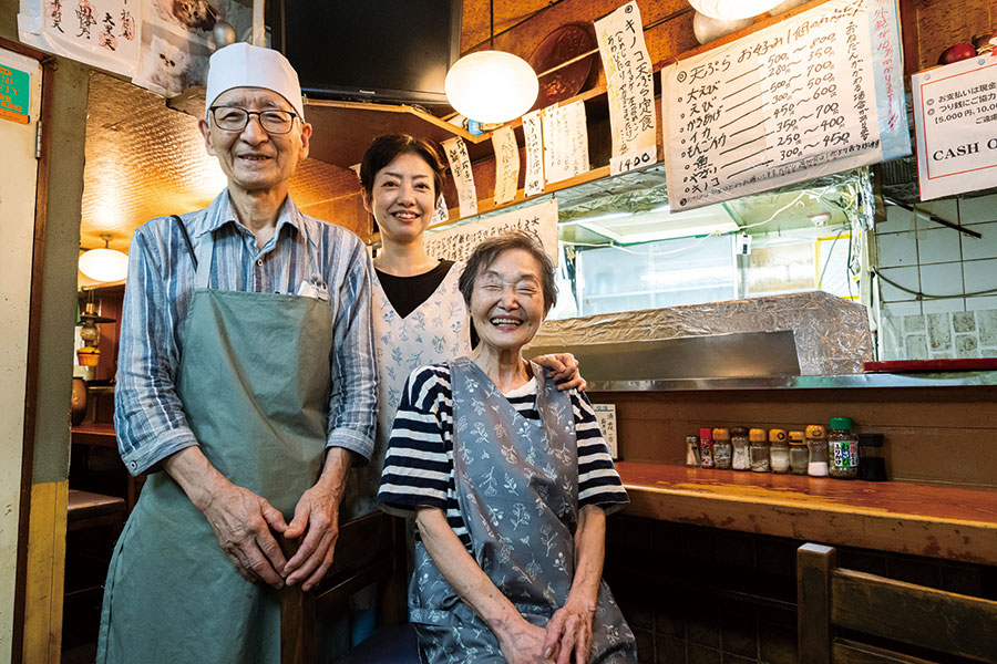 店主の内田博司さん、奥様の秋子さん、娘の千栄子さん。