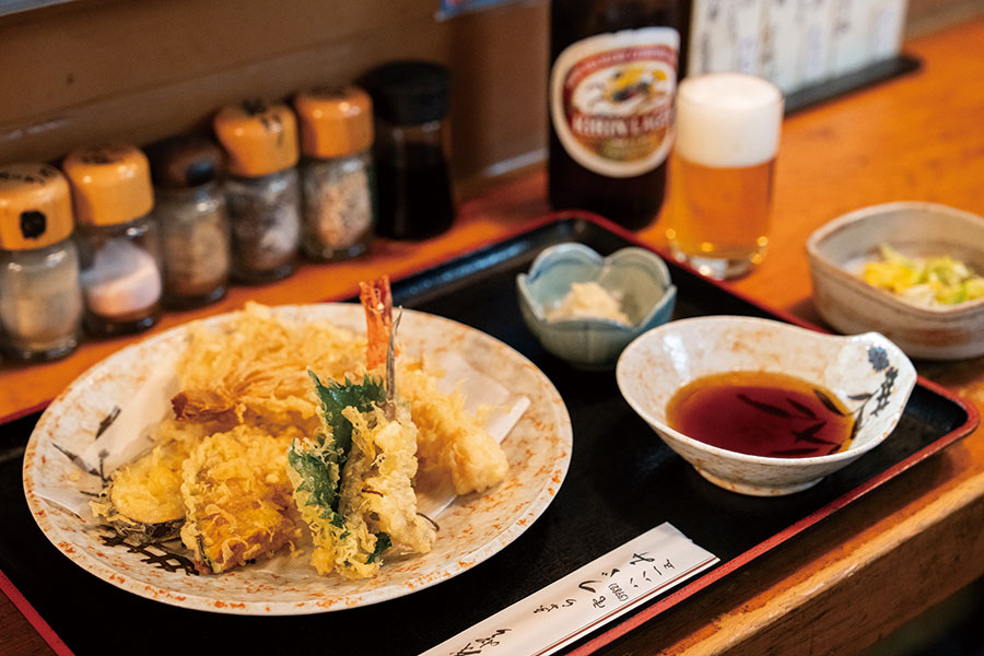 夜限定の天ぷらセット2,400円。ビール・日本酒・焼酎から1杯、お通し2品、天ぷら5品が付く。