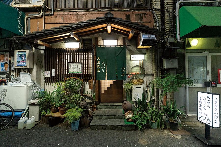 小ぢんまりした店内は、カウンター10席、座敷2卓。
