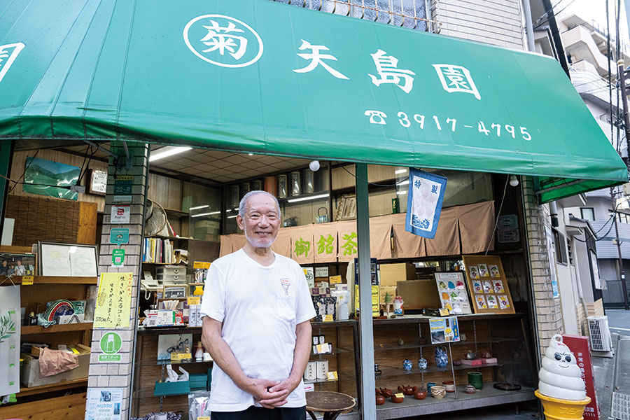 南アルプス・八ヶ岳の天然氷で作るかき氷も名物で、2階の「茶処まんずcafe」で楽しめる。