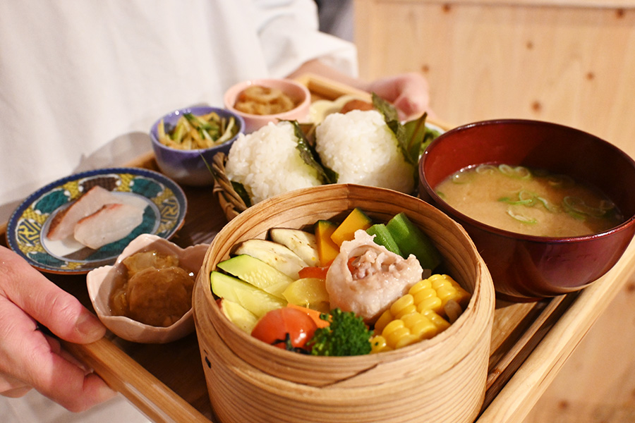 「おにぎりせいろ蒸し御膳」(1980円)。おかずがモリモリ