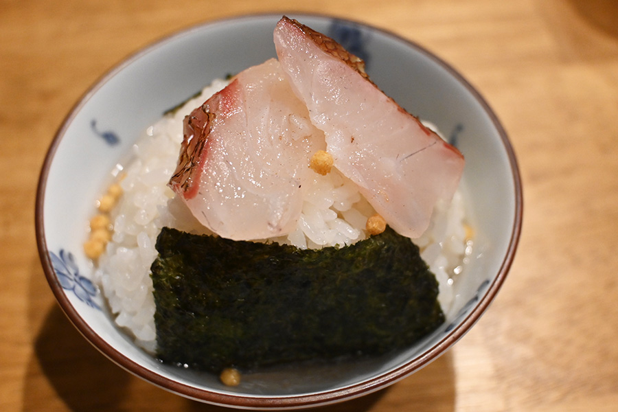 おにぎりを茶碗にイン。鯛の刺し身をのせ、出汁をかけてお茶漬けに
