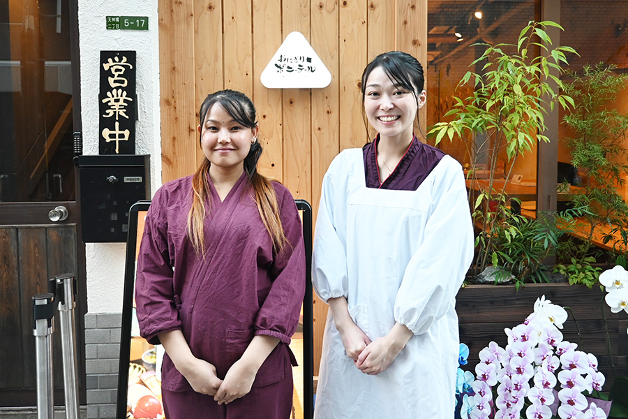 右が「おにぎりポニーテール」店主の曲田かんなさん