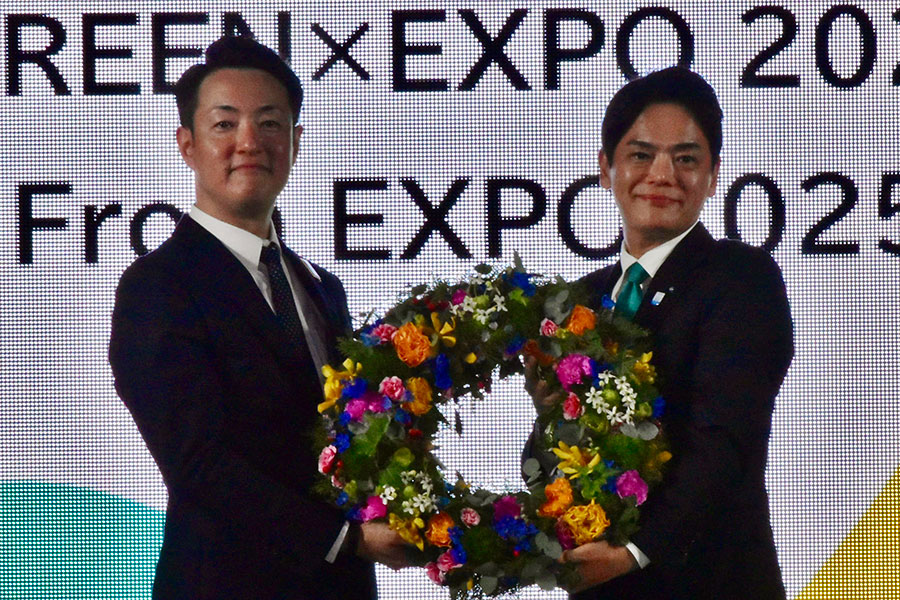 2027年に開催されるのが「園芸博覧会」ということで、フラワーリースでバトンタッチをする両市長(10月13日/大阪・関西万博)