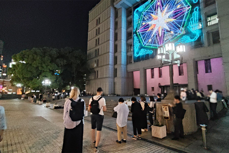 大阪市役所前で「ミャクミャク像」の帰りを待つ人々(18時45分/Lmaga.jp撮影)