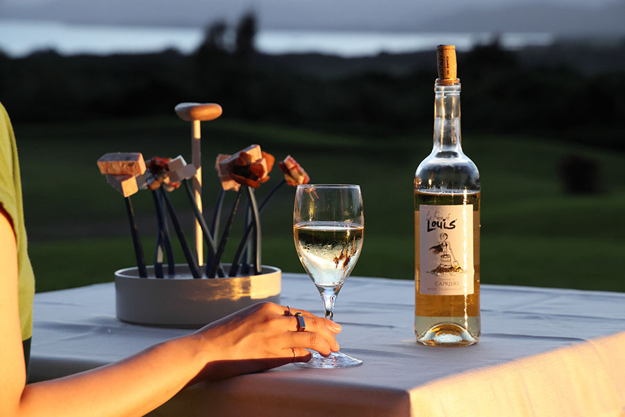 ディナーメニューはタコや黒豚、島豆腐など沖縄の食材を使ったアペロに始まるショートコース。ワインとのペアリングを楽しみながら約3時間ゆっくり過ごすことができる