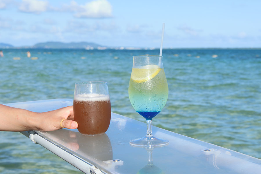クラフトビールとノンアルコールカクテル「シークヮーサーライト」。沖縄らしい味わいを楽しめる