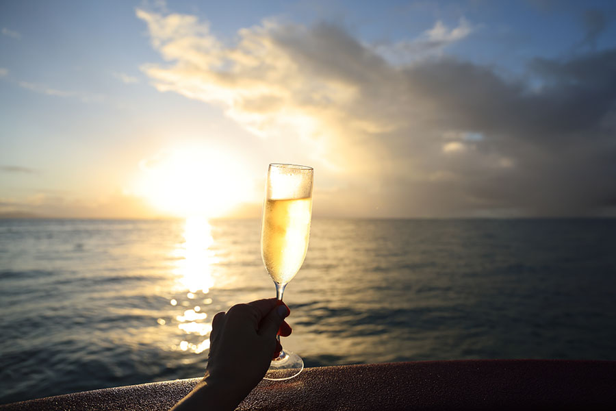 酒が朝日に輝く。お酒やアペロを楽しむのはもちろん、記念撮影タイムも大はしゃぎして楽しめるアクティビティだ