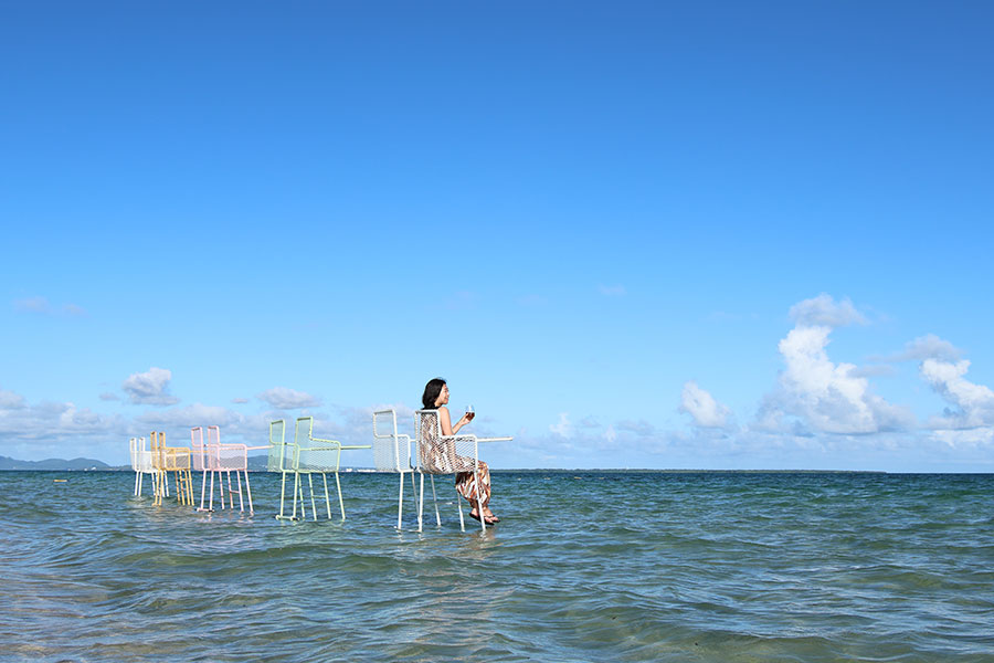 突然洋上のカウンターに腰掛け、ビールを手渡される私