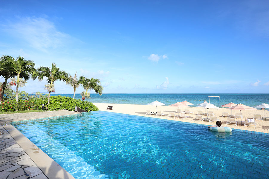 そして人が少ない。これは本記事の撮影のために人が制限されているのではなく、広大な土地にゆとりを持った客室数の設定ゆえに起きているのだ。こまめな整備の賜物もあるだろうが、まっさらな砂浜に自分の足跡をつけることができるのが楽しい