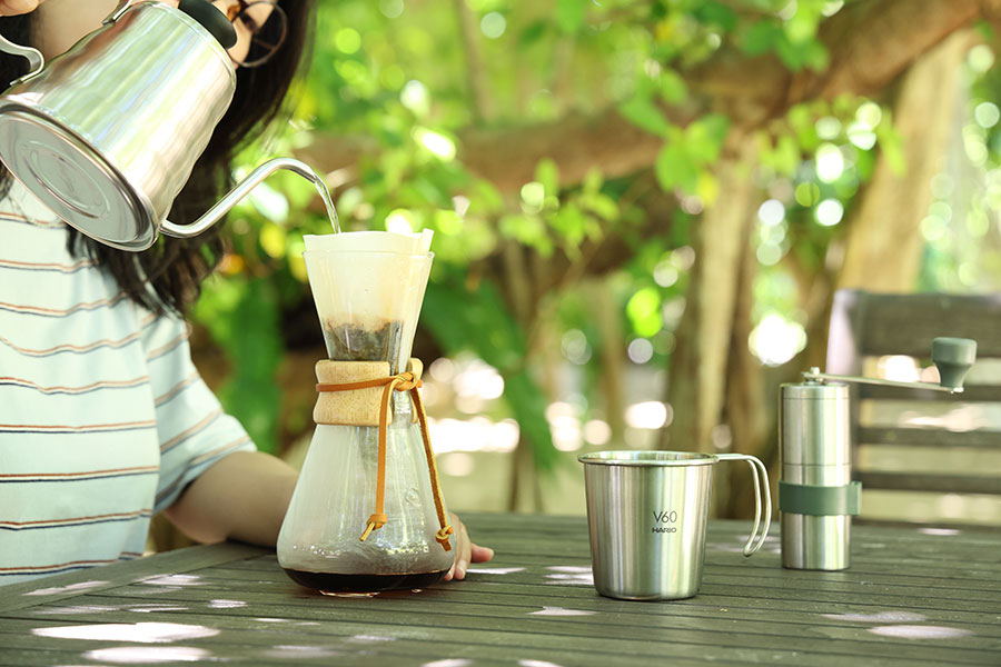 島内の人気コーヒ店の豆を使用。豆から手で挽いてハンドドリップするというのは、意外にも手軽なのに満足感があり休憩にぴったり