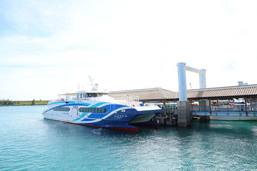 関西からのアクセスは、各空港から那覇空港を経由して石垣空港 (南ぬ島 石垣空港)へ行き、フェリーに乗り換えて40分ほど。諸島の中では便数が多めでスケジュールが立てやすい