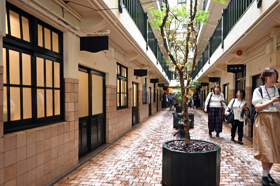 「船場ビルディング」外観からは想像ができないような中庭空間が広がる(2025年10月26日撮影)