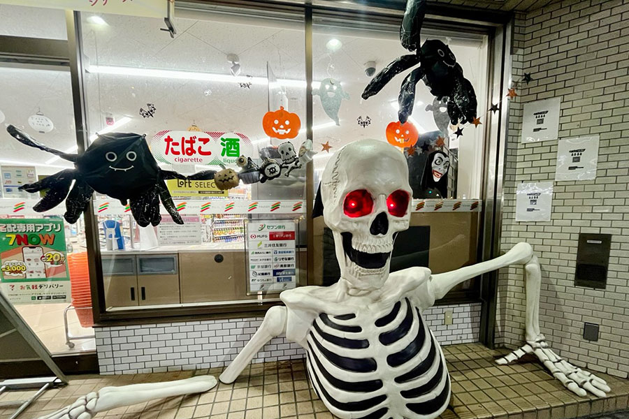 「セブンイレブン 大阪平野駅前店」のお店の一角がハロウィン一色に