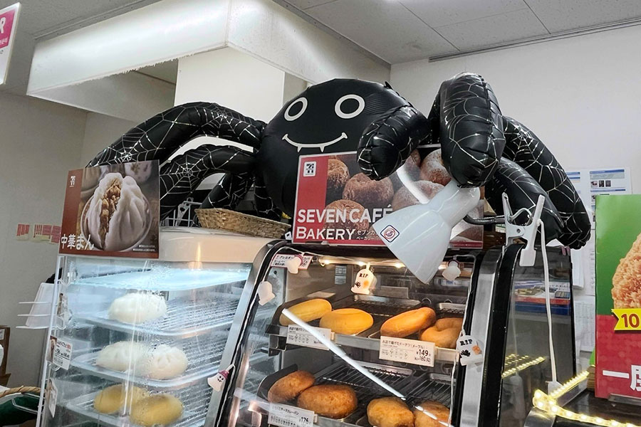 「セブンイレブン 大阪平野駅前店」のホットスナックコーナーにもクモが鎮座