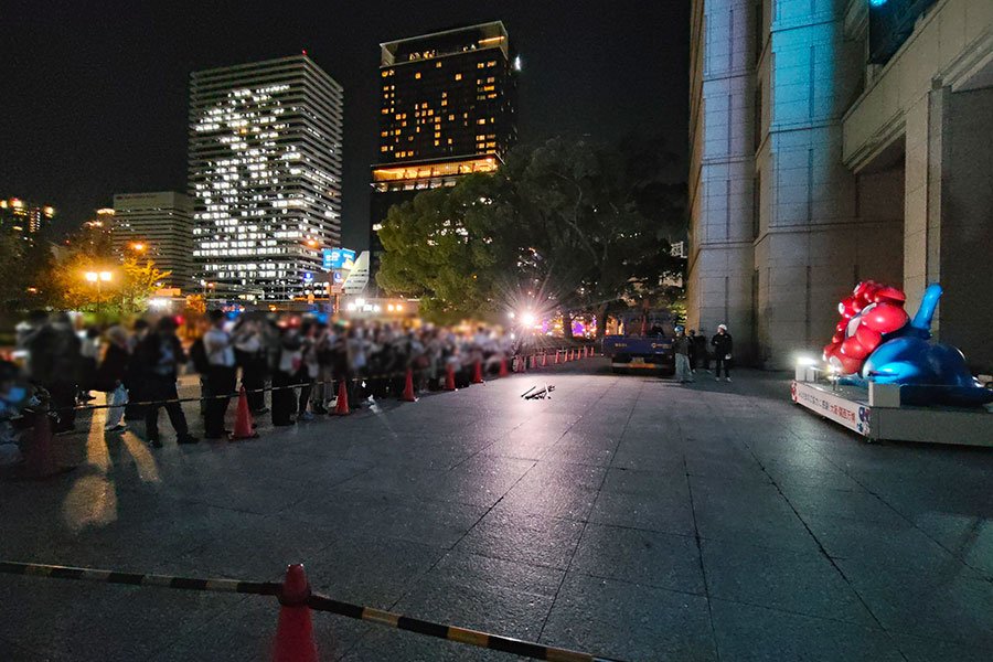 大阪市役所前に移設直後「ミャクミャク像」を撮影をする人々(19時56分/Lmaga.jp撮影)