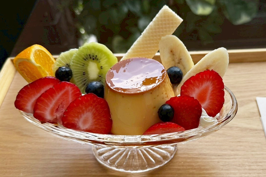 「阪神梅田本店」7階にある「喫茶室コホロ」にて販売されるプリンアラモード(1人前ドリンク付き1480円)