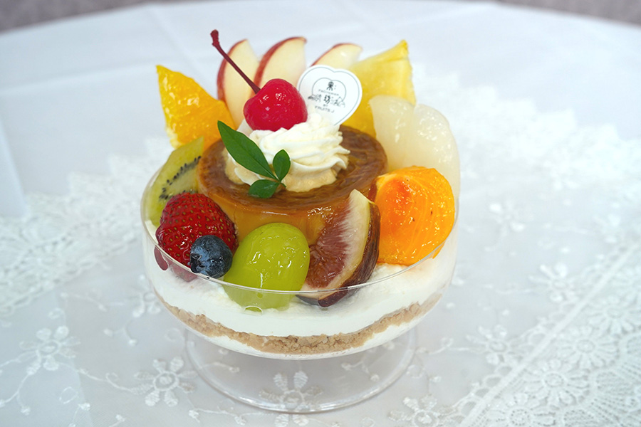 「阪急うめだ本店」地下1階にある「フリュテリー果坊」にて販売されるプリン・ア・ラ・モード(1個2160円)