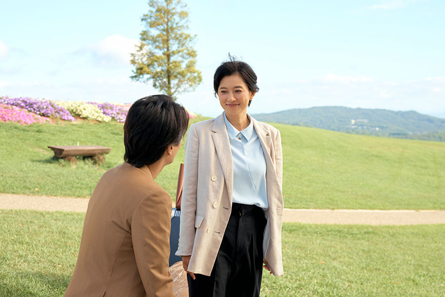 青い海と季節の花々を眺めながらの散策を楽しむことができる「兵庫県立公園 あわじ花さじき」©2025「種まく旅人」北川オフィス