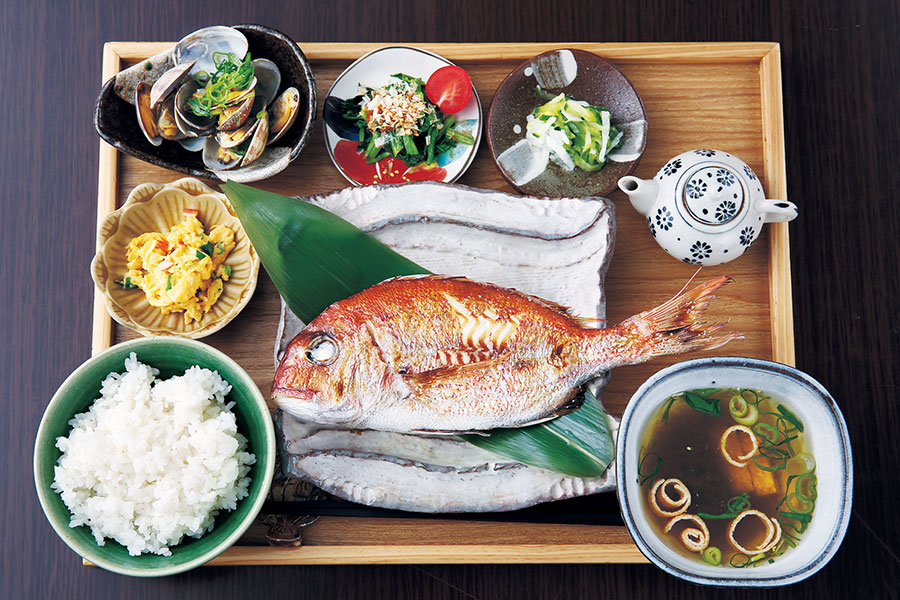 旬魚と小鉢、汁物は日替わりの「しあわせ島定食」1320円