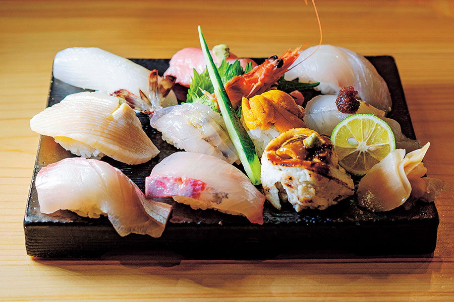 おまかせにぎり特上10貫5700円~。撮影時は弾むような身質の天然タイ、ふわふわ食感の穴子ほか。にぎりは一貫200円~から注文可で、ほかにお造りや煮付けなど単品料理も。一品と鮨のコースは7300円~( 要予約)。写真/
