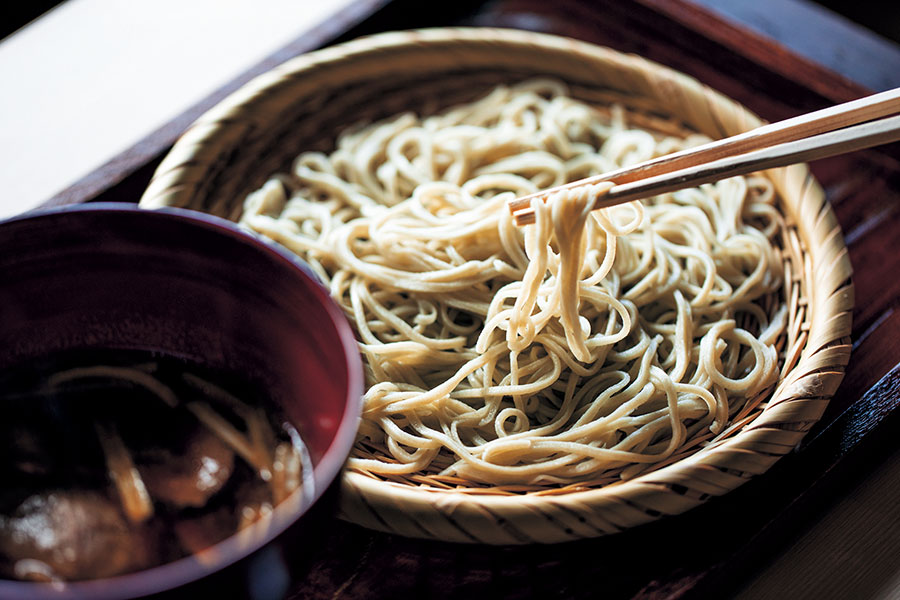 蕎麦は二八そばで、すべて打ち立て。心地良い歯ごたえを感じた後には、新鮮な蕎麦ならではの清涼感と甘みが広がる。鴨せいろ1500円