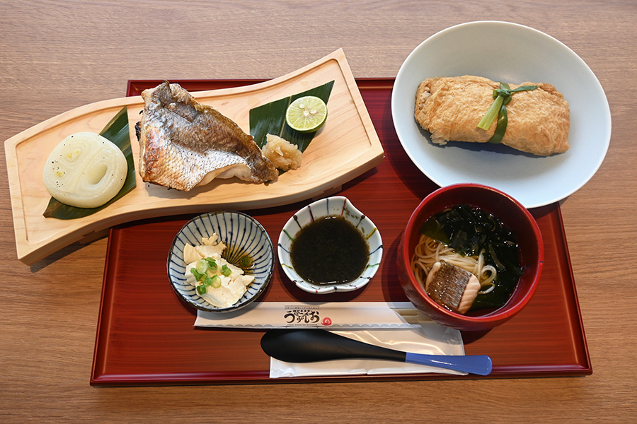 「囲炉裏食堂うずしお」で食べられるうずしお囲炉裏定食〜うずの出汁ご飯〜(2500円)
