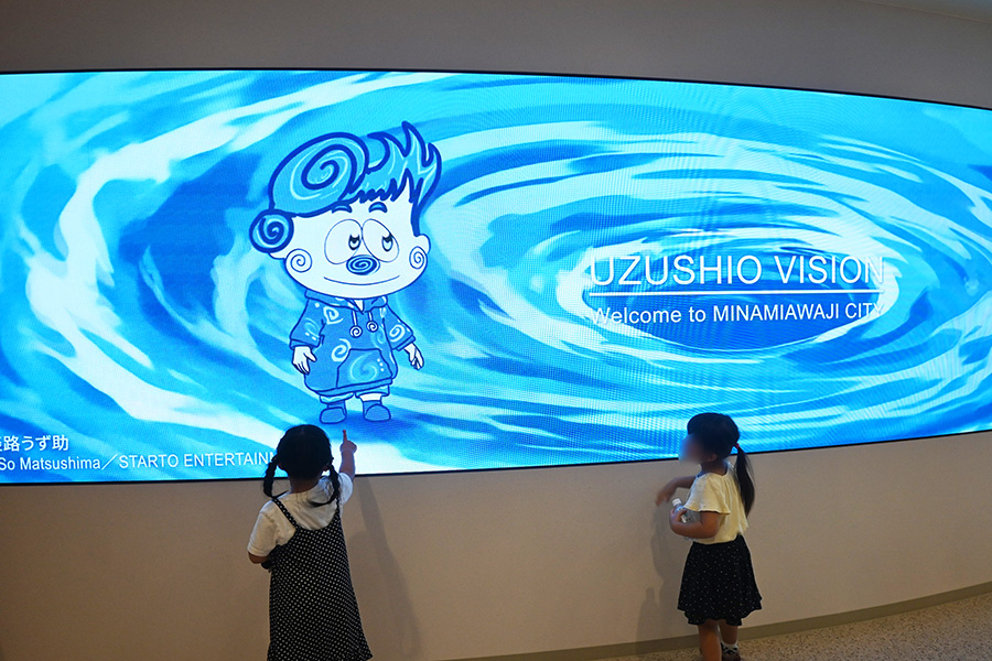巨大なデジタルサイネージ「うずしおビジョン」。timelesz松島聡の制作したキャラクター・淡路うず助も映像の中に現れる© So Matsushima/STARTO ENTERTAINMENT