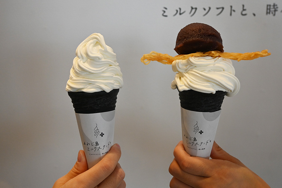 左から、「あわじ島ミルクスタンド+」のあわじ島ミルクソフト(コーン600円)、This is アンバランス〜食べる時はカップにどぼん〜(1000 円)