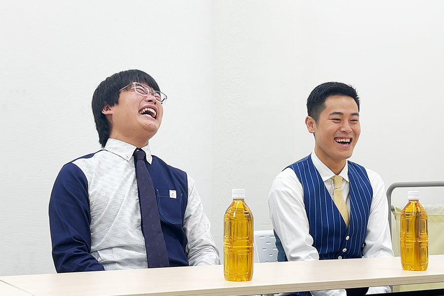 お笑いコンビ・オニイチャン(左から府上ふが、こんちゃん Lmaga.jp撮影)