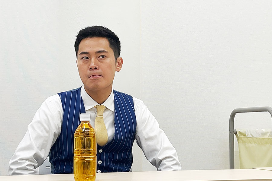 お笑いコンビ・オニイチャンのこんちゃん(Lmaga.jp撮影)