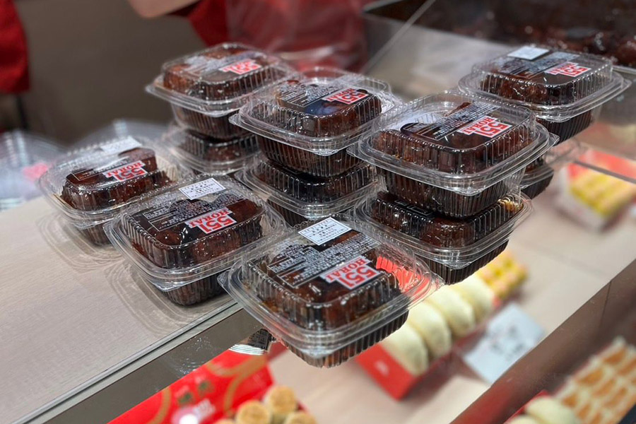 店頭でパック詰めされていく甘酢団子。ついつい肉まんなどと一緒に買いたくなる逸品(筆者撮影)