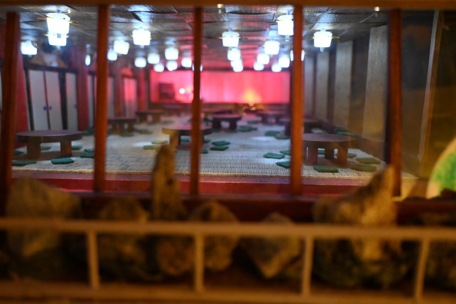 ジオラマには畳敷き
&丸テーブルの並ぶ「大宴会場」も再現されている(11月14日/心斎橋パルコ Lmaga.jp編集部撮影)