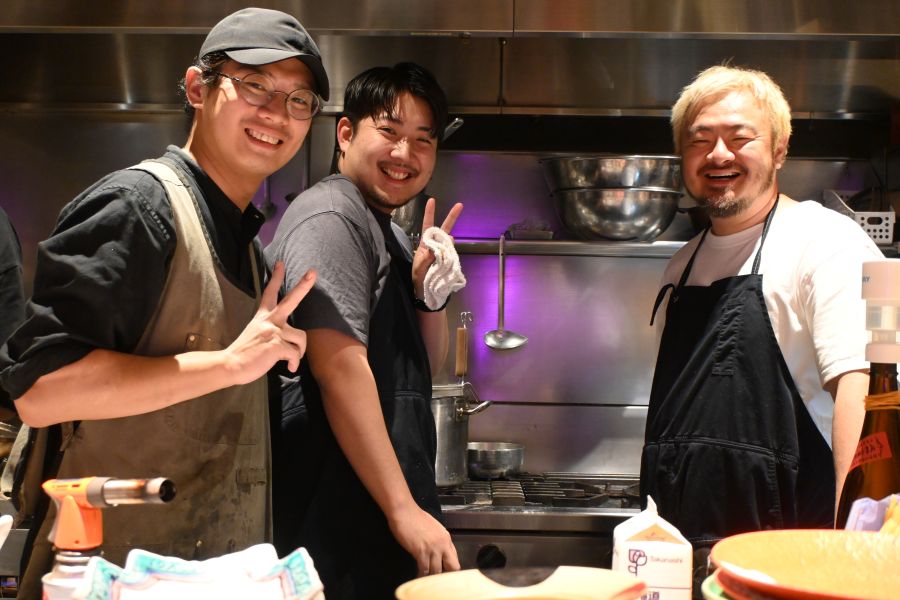 「ニューワールド」では、鳥羽周作シェフはじめスタッフたちが大忙し(11月14日/心斎橋パルコ Lmaga.jp編集部撮影)