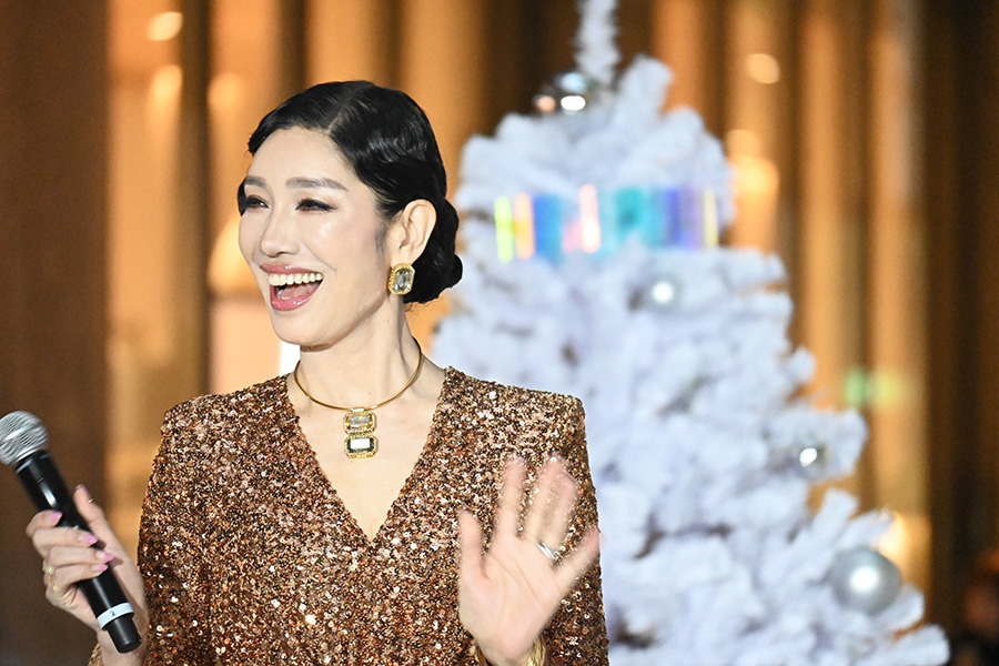 「グランフロント大阪」の『GRAND WISH CHRISTMAS 2025』クリスマスツリー点灯式に登場したアンミカ(11月6日・グランフロント大阪)