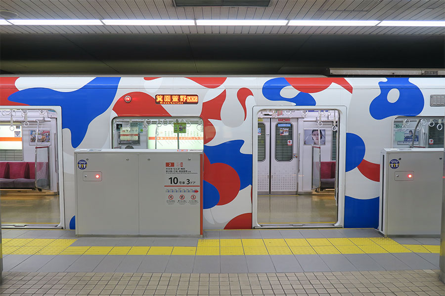 ミャクミャクをイメージした、大阪メトロの「2025年大阪・関西万博ラッピング列車」(11月21日・なかもず駅)