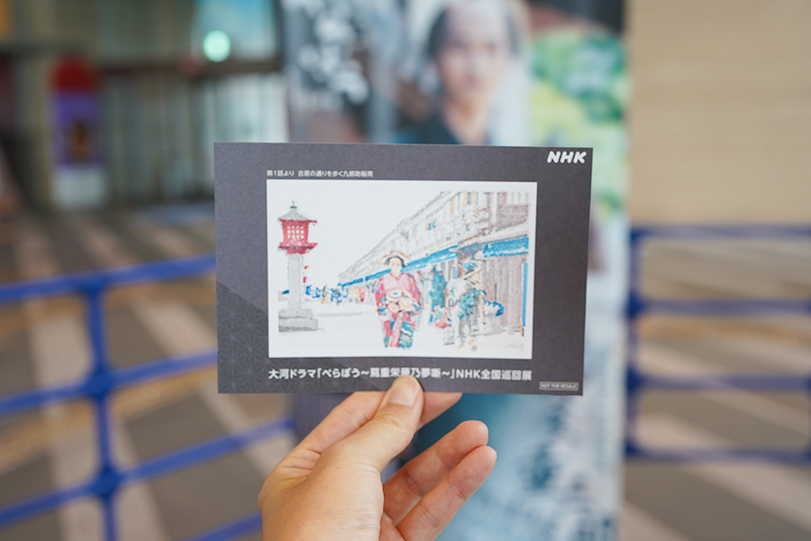 『大阪・関西万博』でお馴染みとなった重ね押しスタンプも、大河ドラマ『べらぼう〜蔦重栄華乃夢噺〜』ver.が設置されている(7月25日大阪展での様子/Lmaga.jp撮影)