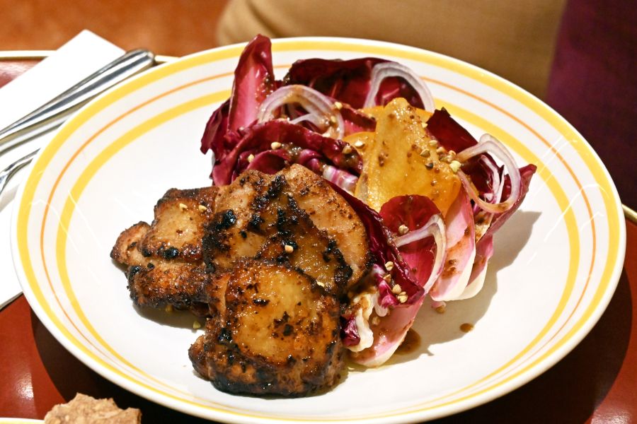 グリルドチキンサラダ-ラディッキオ、アンディーブ、柿、チャイニーズビネガードレッシング