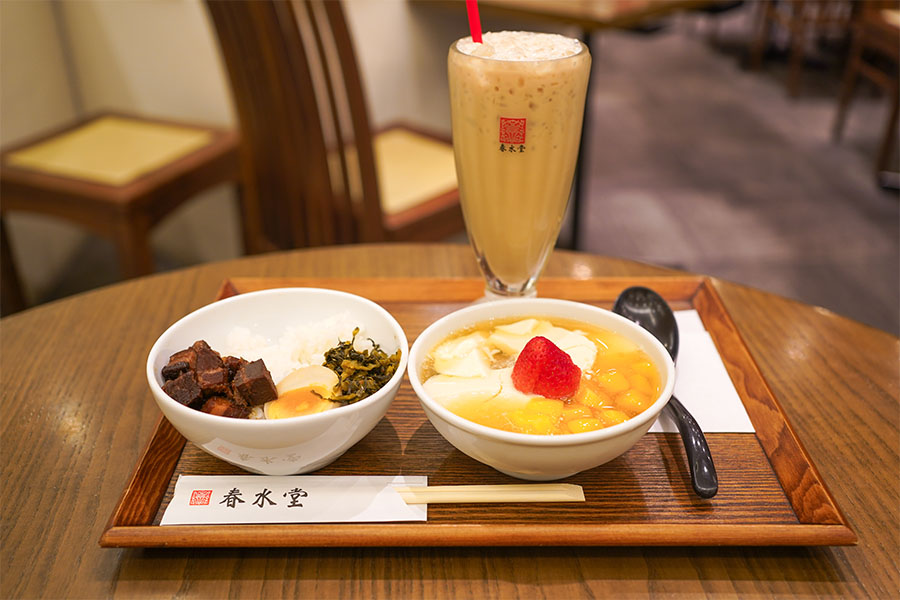 「春水堂」のモーニングの内容。写真左から、魯肉飯、フルーツ豆花、香醇ミルクティー(10月23日10時頃/Lmaga.jp撮影)