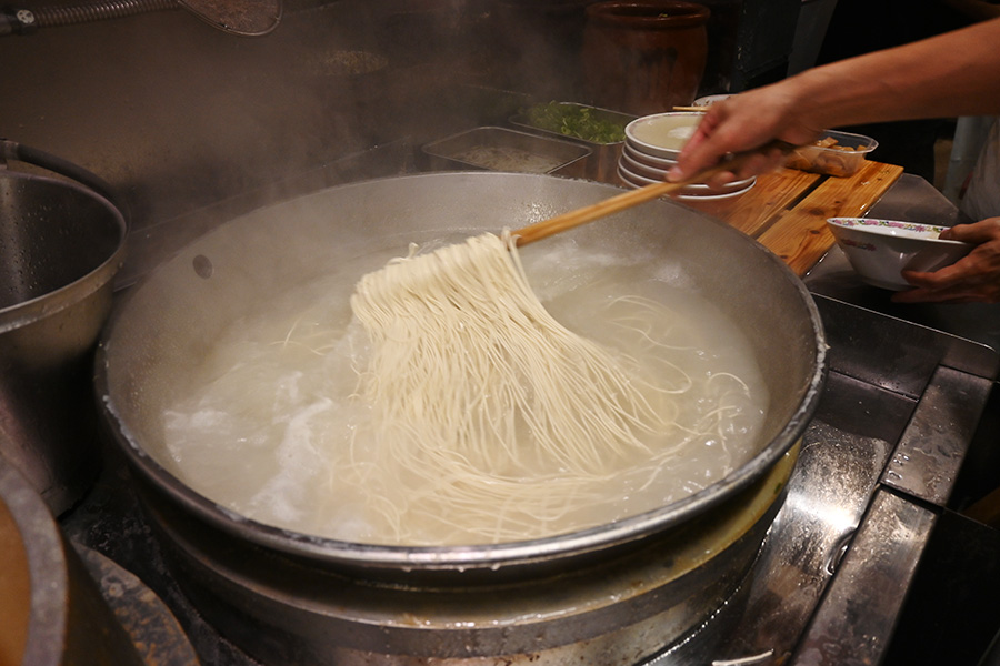 麺を茹でるのも三連釜で