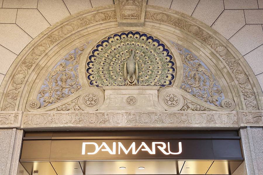 「大丸心斎橋店」心斎橋筋側入口上。1925年大丸心斎橋店の店舗拡張の際に設置された孔雀レリーフ