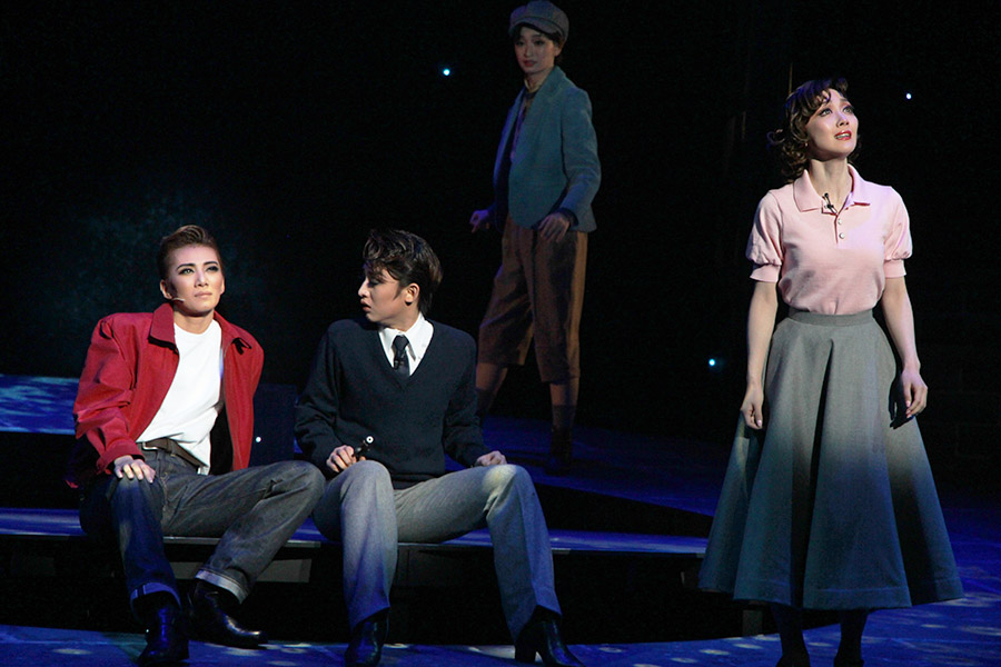 映画『理由なき反抗』の撮影を進めるなか、謎の少年の姿も……。左から極美、鏡星珠、彩葉ゆめ、初音夢