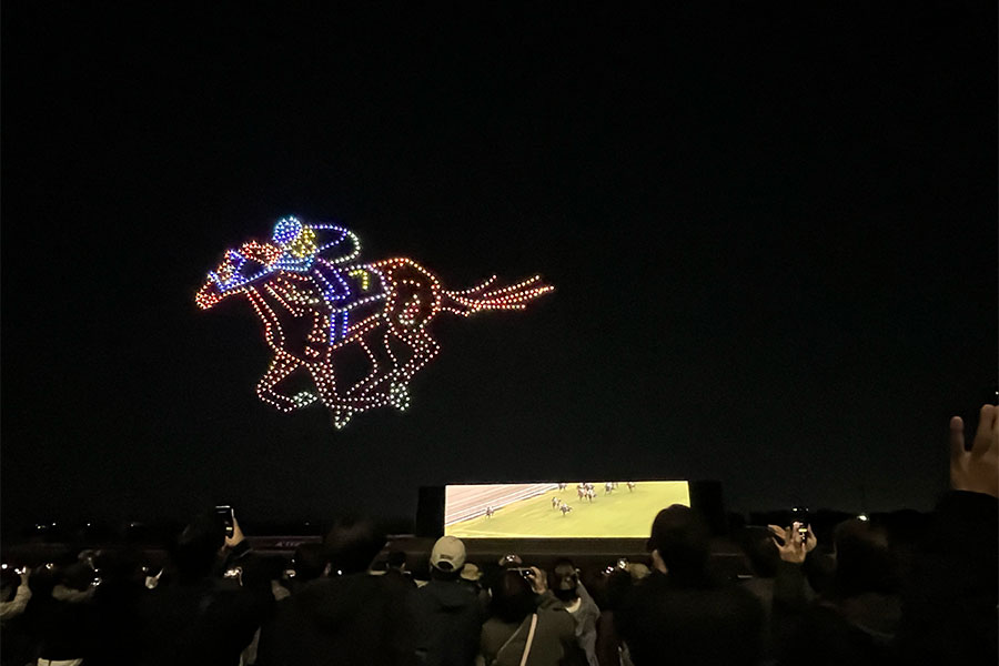 「京都競馬場」ドローンショーの様子(11月16日 Lmaga.jp撮影)