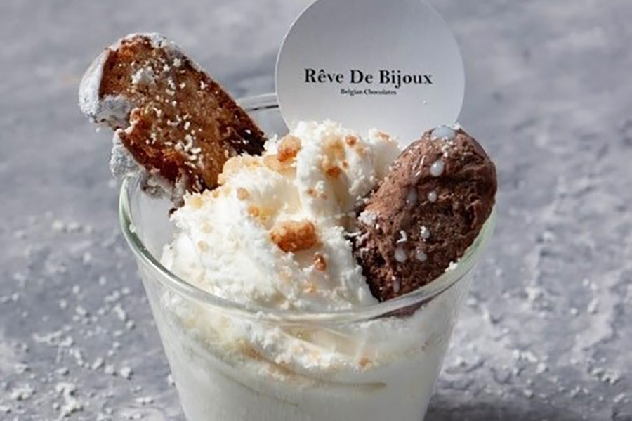 『クリスマスマーケット2025』に登場する「レーヴ ドゥ ビジュー」のホワイトスノークリスマスソフト(1個990円)は「阪急うめだ本店」限定。11月19日~12月21日(12月1日は会場入替えのため休業)