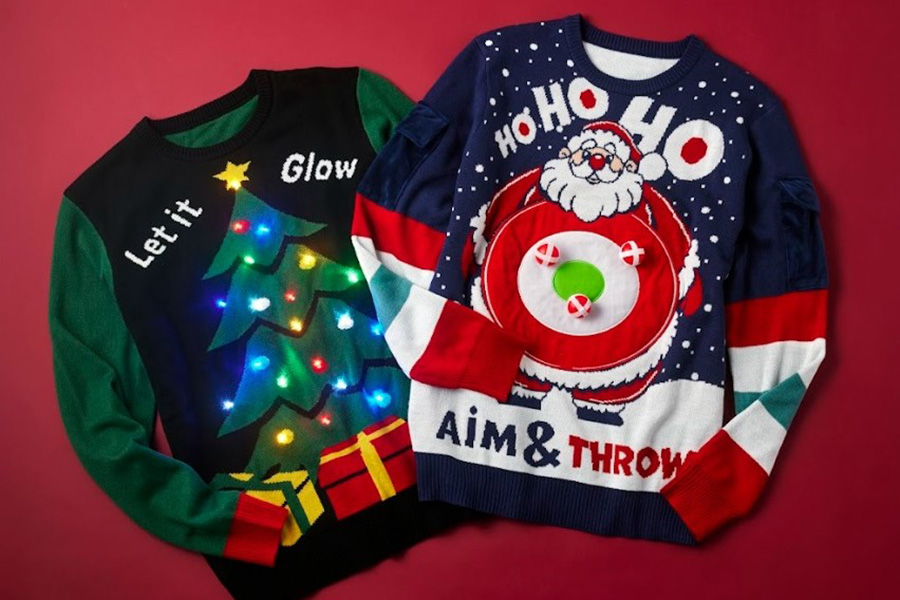 左から『クリスマスマーケット2025』に登場する「アグリー クリスマス」のLED点滅搭載セーター(3~13歳用1万1000円、M・L・XL1万1800円)、的当て(ボール付き)セーター(3~13歳用8800円、M・L・XL9680円)。11月19日~12月21日まで催場にて