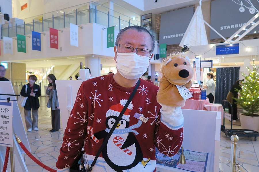 メリーゴーランドに乗るお客さんを盛り上げてくれるスタッフ(11月26日・阪急うめだ本店)