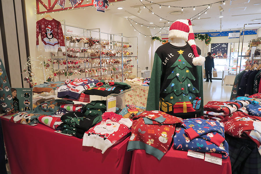 LEDで光ったり的当てができる仕掛けが付いたユニークな「アグリーセーター」(9680円ほか)(11月26日・阪急うめだ本店)