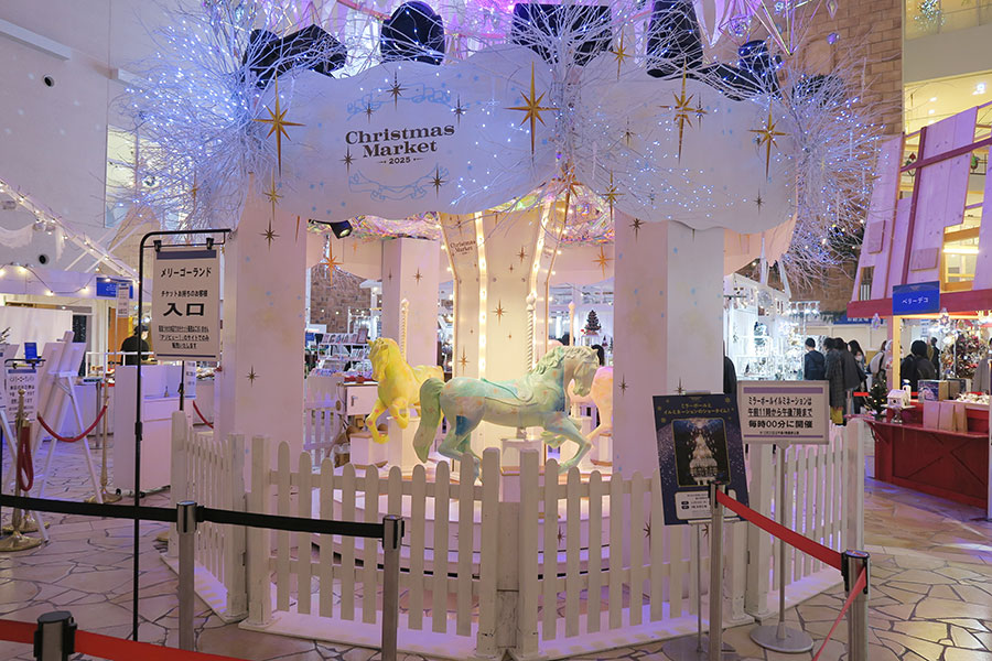 ツリーの下に登場した「メリーゴーランド」。今年は真っ白な装いに(11月26日・阪急うめだ本店)