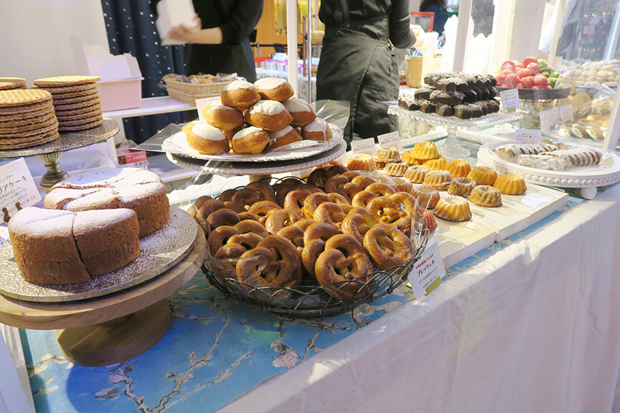 世界のお菓子を毎日窯出しして量り売りする「ワールドクリスマススイーツ量り売り」(50g・648円)。「丸福バーム」「Seiichiro,NISHIZONO」など有名パティスリーのお菓子も並ぶ(11月26日・阪急うめだ本店)